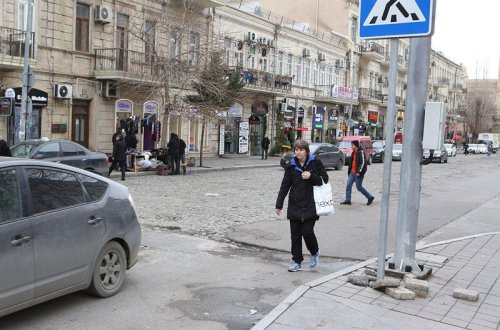 Bakının mərkəzində biabırçı yol - Dağılan daş döşəmə asfalt ilə yamandı - VİDEO - FOTO