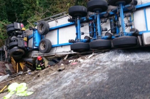 Masazırda yük maşını aşıb, xəsarət alan var