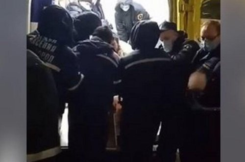 320 kiloqamlıq xəstəni daşıyan həkimlər rekord qırdılar - VİDEO