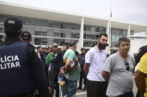 Braziliyada konqres basqında iştirak edən 140 nəfərə həbs qərarı verilib