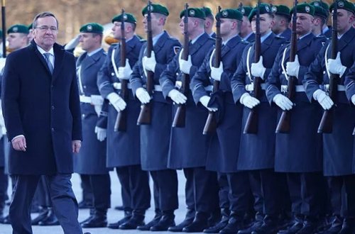 Almaniyanın yeni müdafiə naziri and içərək işə başlayıb