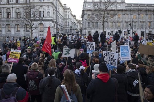 Londonda səhiyyə sistemi ilə bağlı qərara etiraz: İnsanlar ayağa qalxdılar