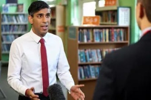 İngiltərə baş naziri təhlükəsizlik kəməri taxmadığına görə üzr istəyib