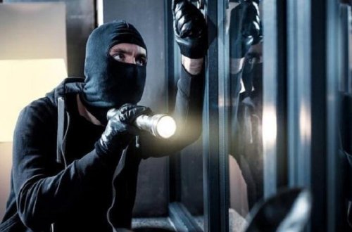 Bakıda mağazaya silahlı basqın oldu