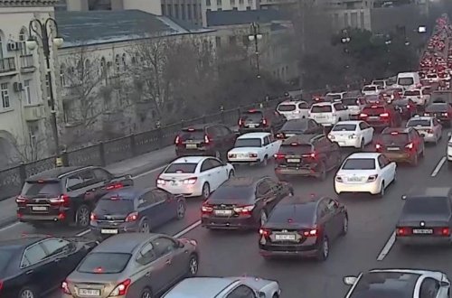 На некоторых улицах Баку затруднено движение транспорта - СПИСОК
