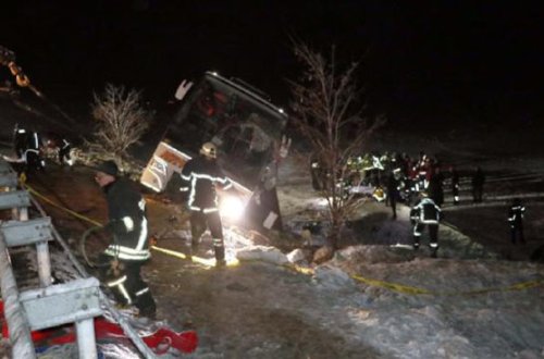 Türkiyədə ağır avtobus qəzası - Ölən və yaralananlar var
