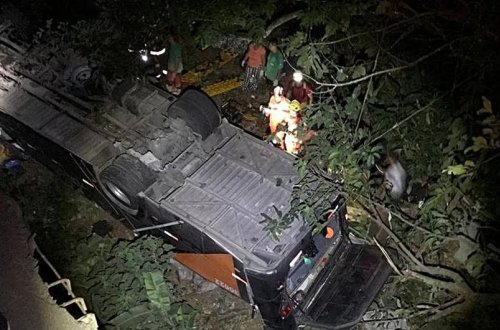 Futbol komandasını daşıyan avtobus körpüdən aşıb, 4 nəfər ölüb