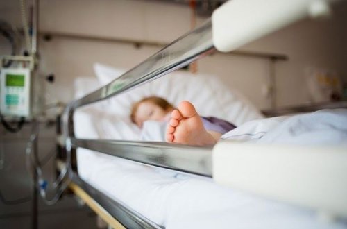 Bakıda iki yaşlı uşaq bədbəxt hadisə nəticəsində ağır xəsarət alıb