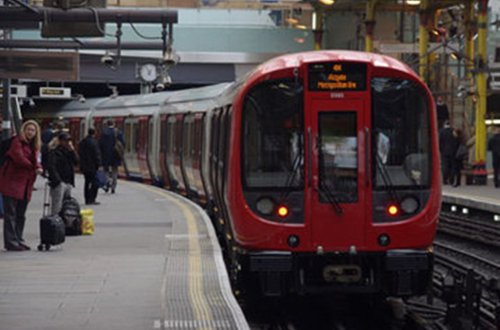 Metroda 52 yaşlı qadın 19 yaşlı oğlanla tutuldu – Qapını açanda…