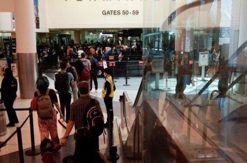 ABŞ-ın Los-Anceles Beynəlxalq Hava Limanı qaranlığa qərq olub