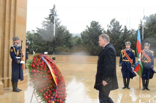Rumıniya Prezidenti Şəhidlər xiyabanını ziyarət edib - FOTO