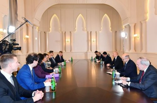 İlham Əliyev Avropa İttifaqı komissarının başçılıq etdiyi nümayəndə heyətini qəbul edib - YENİLƏNİB + FOTO
