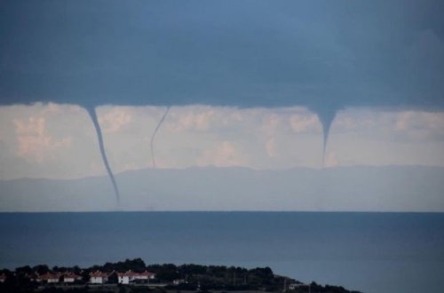İzmirdə eyni anda 8 tornado: Əhali qorxuya düşdü - FOTO/VİDEO