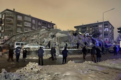 Türkiyədə zəlzələ zamanı hündürmərtəbəli binanın dağılma anı (VİDEO)