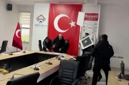 Türkiyədə nazir toplantı keçirən zaman zəlzələ olub - VİDEO