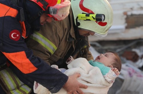 Türkiyədə dağıntılar altında qalan 8 mindən çox insan xilas edilib