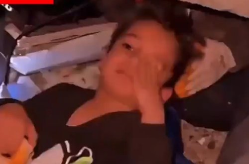 Dağıntılar altında yatarkən xilas edildi, ilk reaksiyası belə oldu - Video