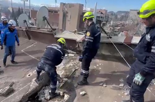 Azərbaycan xilasediciləri Türkiyədə dağıntılar altından 16 nəfəri sağ çıxarılıb