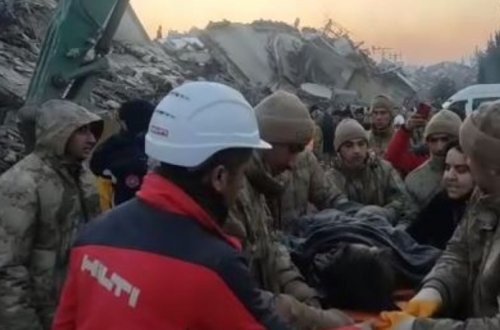 Türkiyədə 5 yaşlı uşaq 51 saatdan sonra dağıntılar altından sağ xilas edilib - VİDEO