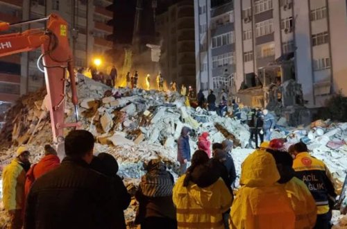 Adanada 12 mərtəbəli binanın dağıntıları altından 4 nəfərin meyiti tapılıb