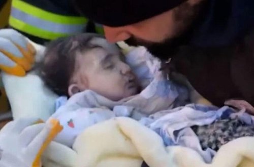 1 yaşlı uşaq 53 saat sonra dağıntılar altından sağ çıxarıldı - VİDEO