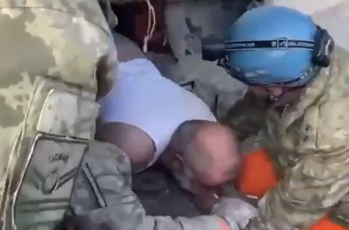 Xilas edilən şəxs ağzında siqaretlə dağıntılar altından çıxıb - VİDEO