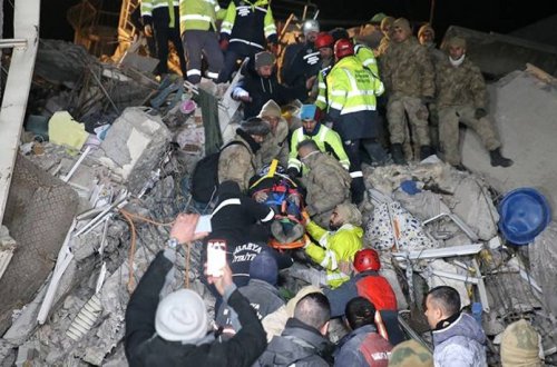 В Газиантепе спасены 3 человека спустя 76 часов после землетрясения