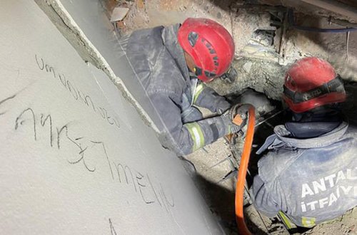 Dağıntılar altında divara yazdığı bu sözləri gündəm oldu - Video