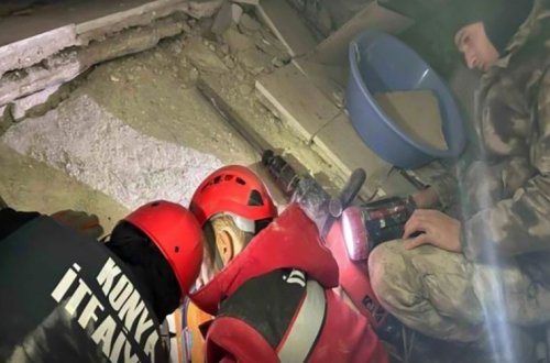 Ata dağıntılar altında qalan qızının çıxarılması üçün qolunu kəsdirdi