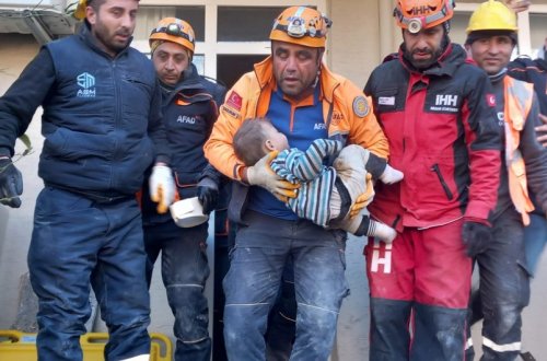 Hatayda körpə 78 saat sonra dağıntılar altından sağ çıxarılıb - VİDEO