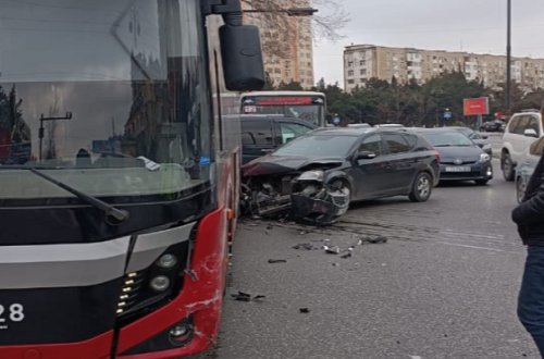 “Bakubus” avtobusu qəzaya düşdü - Foto