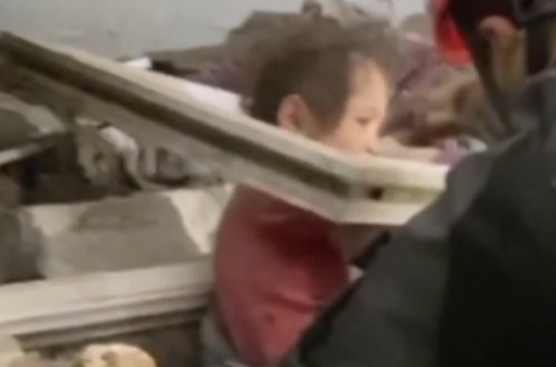 Hatayda bir ailənin 2 övladı xilas edildi - Video