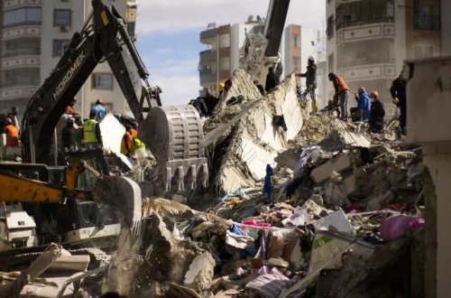 Banqladeş Türkiyədə baş verən zəlzələ ilə bağlı milli matəm elan edib