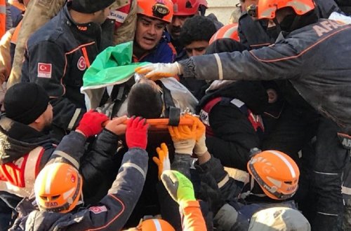 Türkiyədə 101 saatdan sonra ana və 9 yaşlı oğlu dağıntılar altından sağ çıxarılıb - VİDEO
