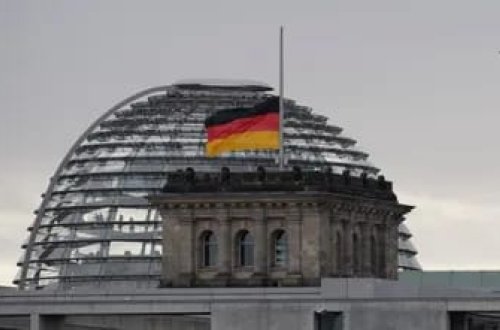 Türkiyədə baş verən zəlzələ ilə əlaqədar Almaniyada bayraqlar yarıya endirilib