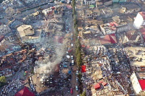 Türkiyədə 83 yaşlı qadın və 2 yaşlı körpə dağıntılar altından sağ çıxarılıb