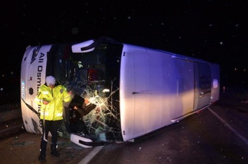 В Турции перевернулся автобус, пострадали 30 человек