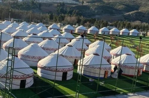 Türkiyədə zəlzələdən evi dağılanlara Qırğızıstandan alaçıq göndərilib