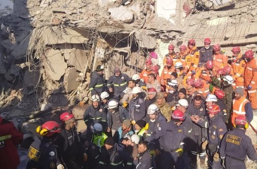 Azərbaycanın xilasediciləri dağıntılar altından 198 saatdan sonra 2 nəfəri sağ çıxarıb