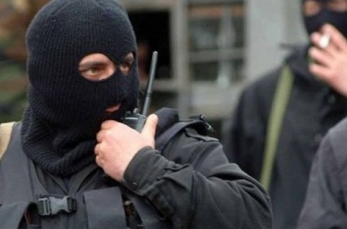 Xoyda qarətçilərlə asayiş keşikçiləri arasında atışma olub, bir polis öldürülüb