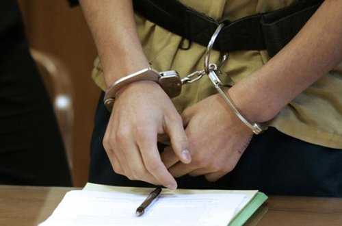 Küçədə anasını öldürən yeniyetməyə 5 il cəza verildi