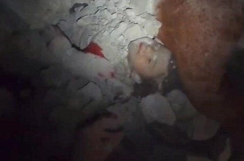 Bacısını qorumaq üçün özünü qurban verdi - VİDEO