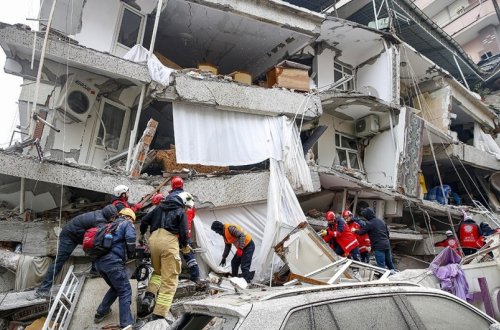 Türkiyədə zəlzələ nəticəsində 10 Azərbaycan vətəndaşı həlak olub - RƏSMİ