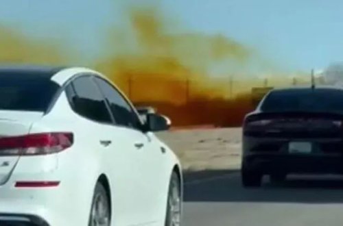 ABŞ-da təhlükəli yük daşıyan yük maşını aşıb