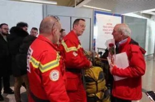 Fransız axtarış xilasetmə qrupu güllərlə qarşılandı