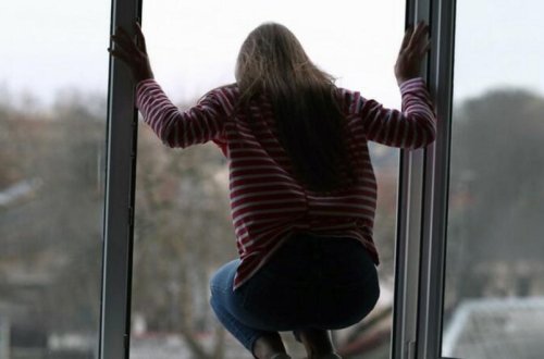 Bakıda hoteldə qadın altıncı mərtəbədən yerə atılıb