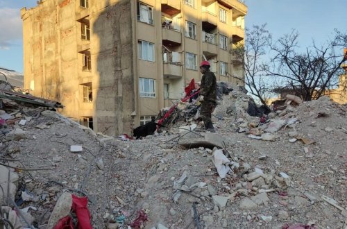 Сотрудники МЧС Азербайджана спасли 53 человека из-под завалов в Турции