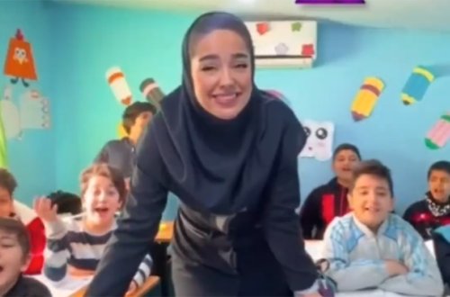 İranda müəllim şagirdləri ilə bu mahnını oxudu, işdən qovuldu - Video
