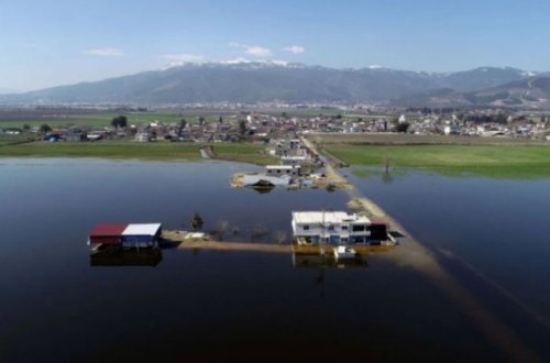 Türkiyədə zəlzələdən sonra çay dərəsi daşdı: Evlər, yollar, əkin sahələri su altında qaldı - FOTO
