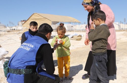 TÜRKİYƏDƏKİ ZƏRƏRÇƏKƏN UŞAQLARA AZƏRBAYCAN KÖNÜLLÜLƏRİ DƏSTƏK VERİR